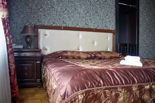 Отели типа «постель и завтрак» Garden Hall Тернополь Стандартный двухместный номер с 1 кроватью или 2 отдельными кроватями-11
